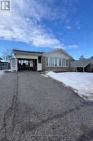 856 Krosno Blvd in Pickering, ON - Building Photo