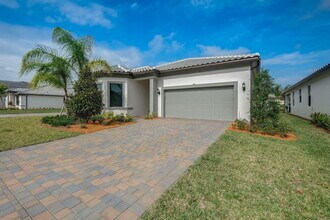 837 SE Courances Dr in Port St. Lucie, FL - Building Photo - Building Photo