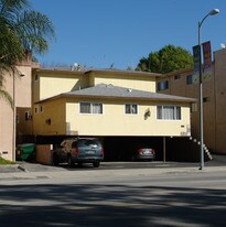 12325 Riverside Dr in Valley Village, CA - Building Photo