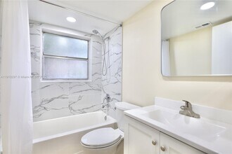 10016 Twin Lakes Dr in Coral Springs, FL - Building Photo - Building Photo