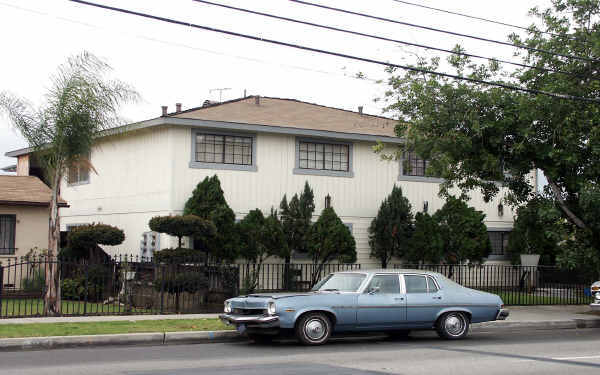 14320 Los Angeles St in Baldwin Park, CA - Foto de edificio