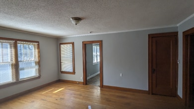 524 S Hardy Ave in Independence, MO - Foto de edificio - Building Photo