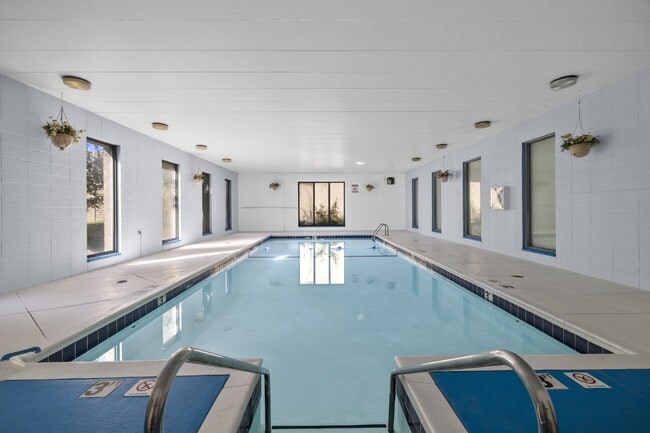 305-317-317 N 95th St in Milwaukee, WI - Building Photo - Building Photo