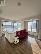 9600 Yonge St in Richmond Hill, ON - Building Photo - Building Photo