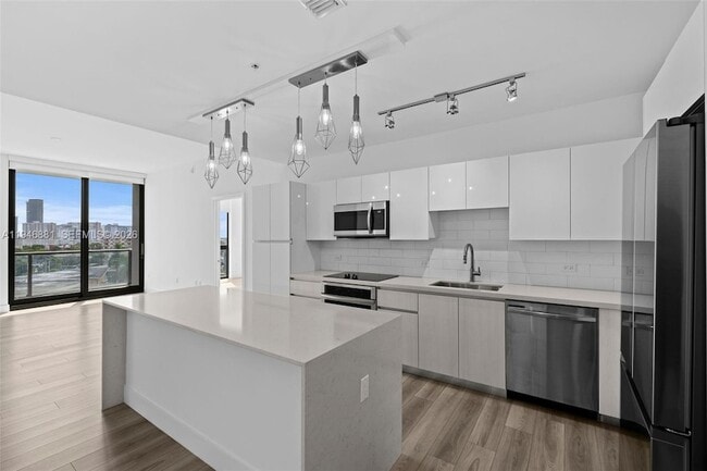 101 Diplomat Pkwy, Unit 0804 in Hallandale Beach, FL - Foto de edificio - Building Photo