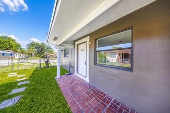 6172 SW 44th St in Davie, FL - Building Photo - Building Photo