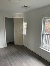 124 Conway St, Unit Second Floor Apt 2 in Greenfield, MA - Foto de edificio - Building Photo
