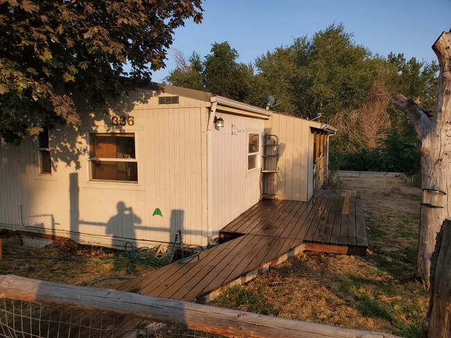 336 NW Cedar Pl in Pilot Rock, OR - Foto de edificio - Building Photo