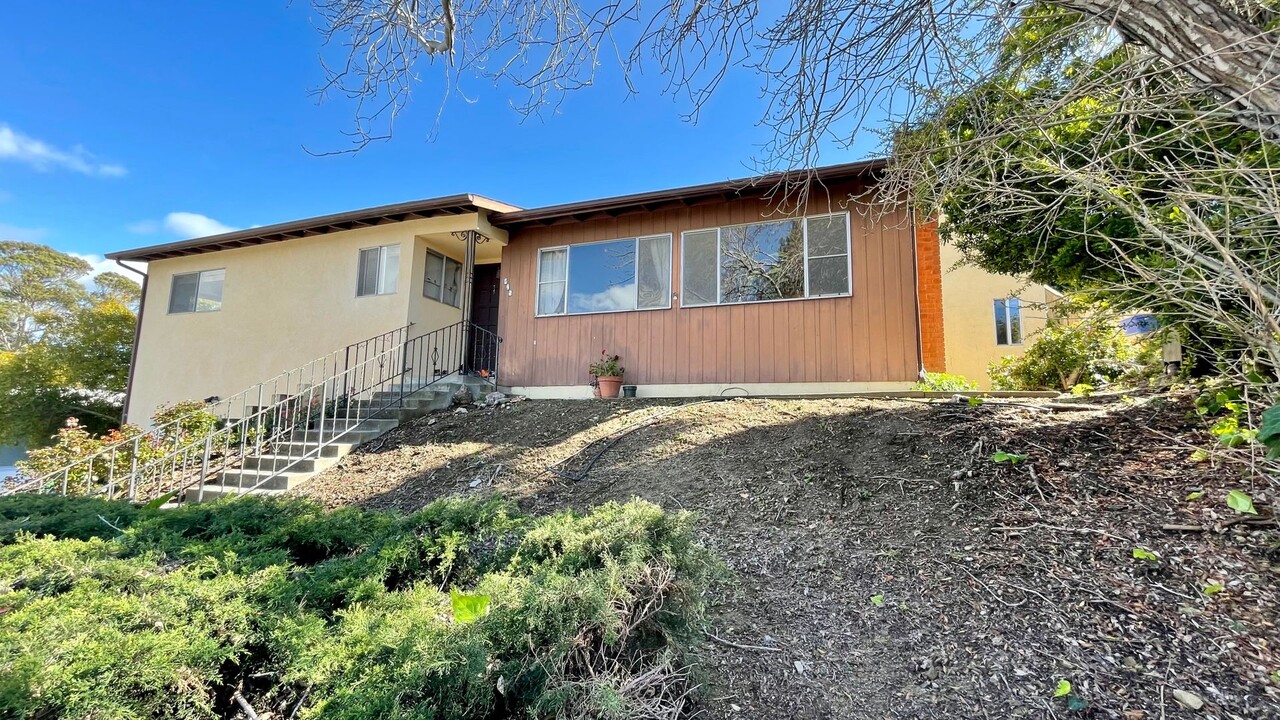 425 Luneta Dr in San Luis Obispo, CA - Foto de edificio