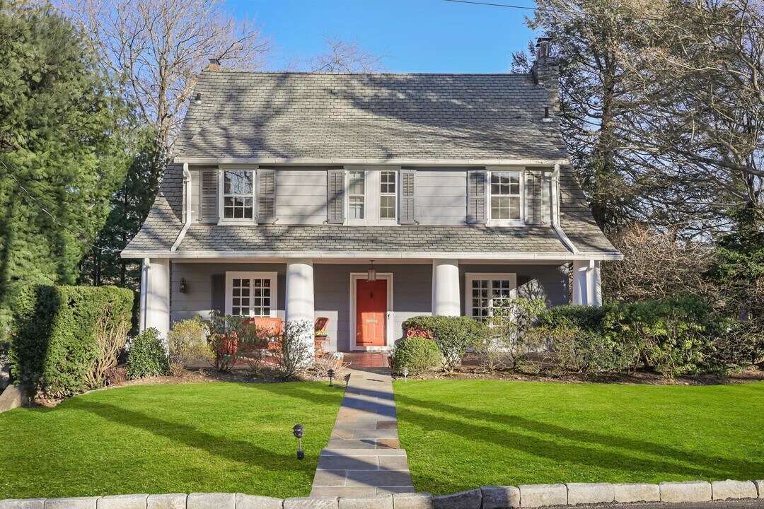 90 Greenacres Ave in Scarsdale, NY - Building Photo