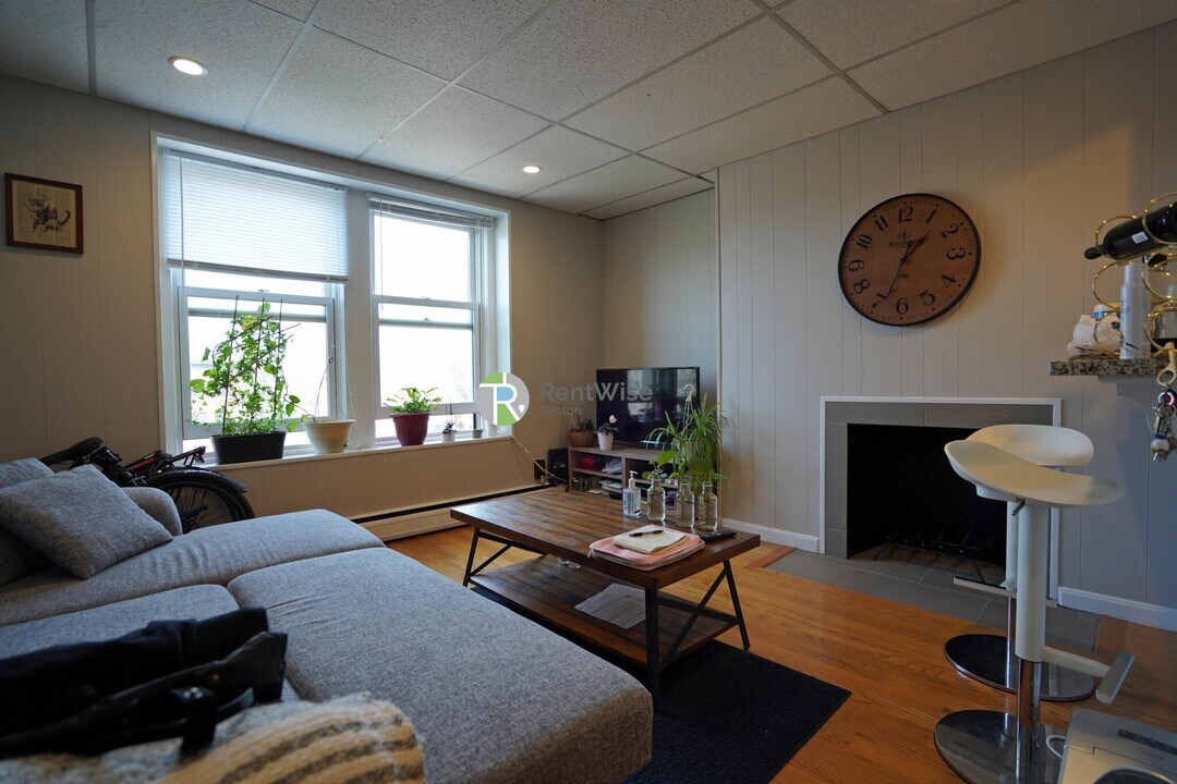 1055 Beacon St in Brookline, MA - Building Photo