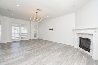 5217 Blossom St, Unit B in Houston, TX - Building Photo - Building Photo