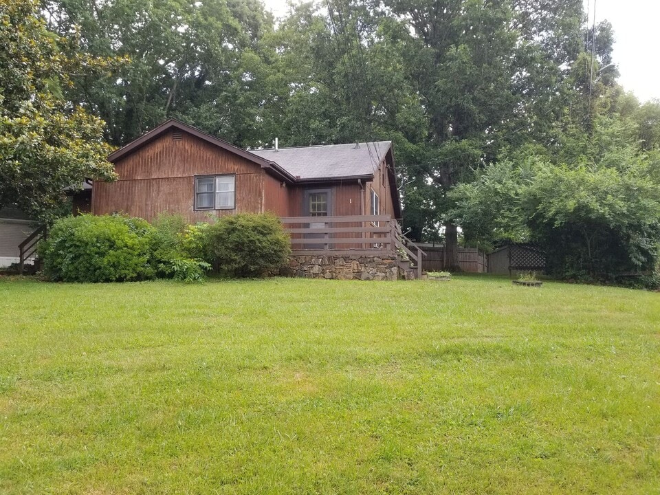 162 Averys Creek Rd in Arden, NC - Building Photo