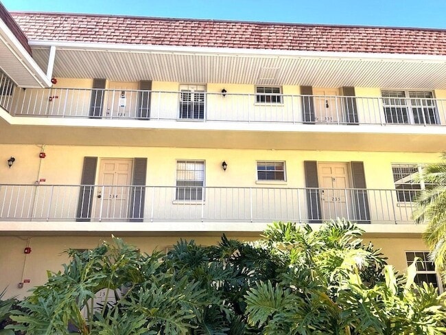 5580 Tamberlane Cir, Unit 235 in Palm Beach Gardens, FL - Foto de edificio - Building Photo