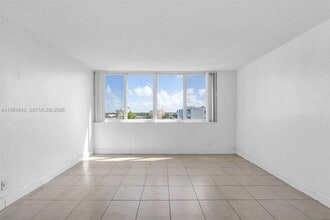 9001 SW 77th Ave in Miami, FL - Foto de edificio - Building Photo