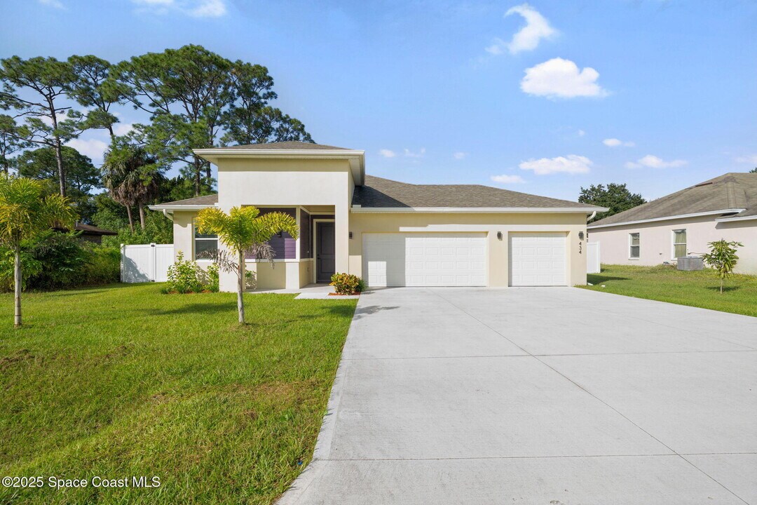 434 Borraclough Ave in Palm Bay, FL - Building Photo