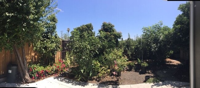 2150 Clarke Ave in East Palo Alto, CA - Building Photo - Building Photo