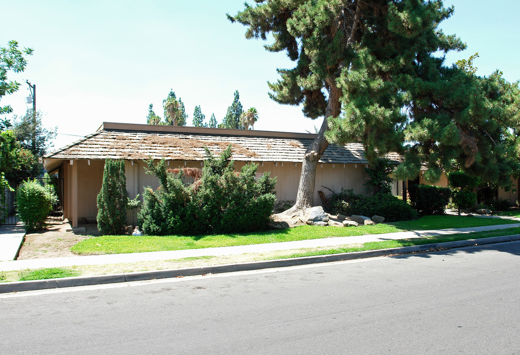 4550 E Fountain Way in Fresno, CA - Foto de edificio