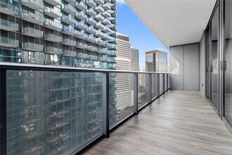 805 S Miami Ave, Unit 2206 in Miami, FL - Foto de edificio - Building Photo