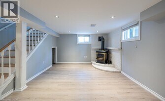 99 E 36th St in Hamilton, ON - Building Photo