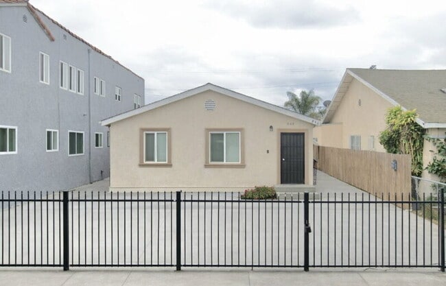 property at 844 W 54th St