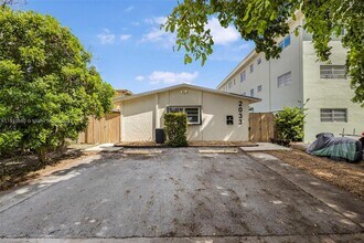 2033 Dewey St in Hollywood, FL - Foto de edificio - Building Photo