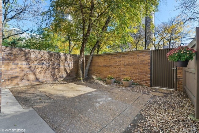 1340 N La Salle Dr, Unit 411 in Chicago, IL - Building Photo - Building Photo