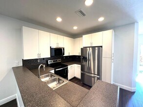 3105 NW 25th Way in Oakland Park, FL - Foto de edificio - Building Photo