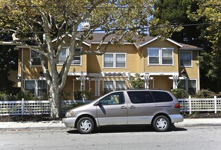 Willow Court in Menlo Park, CA - Foto de edificio - Building Photo