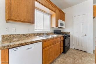 32 Rosa Rosales Ct in North Las Vegas, NV - Building Photo - Building Photo