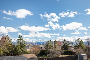 1837 Edgehill Ave in Kelowna, BC - Building Photo