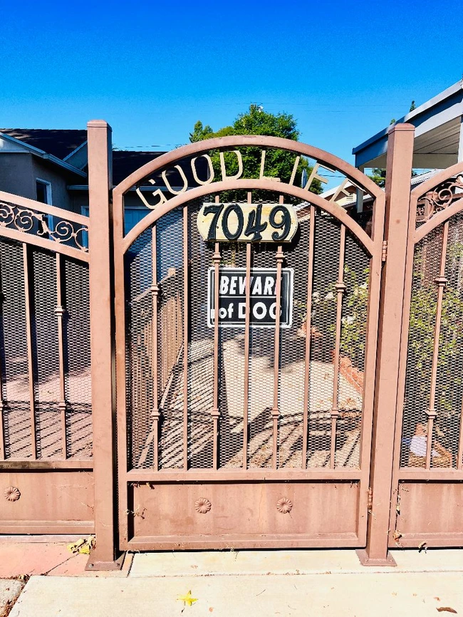 7049 Yarmouth Ave in Reseda, CA - Foto de edificio - Building Photo