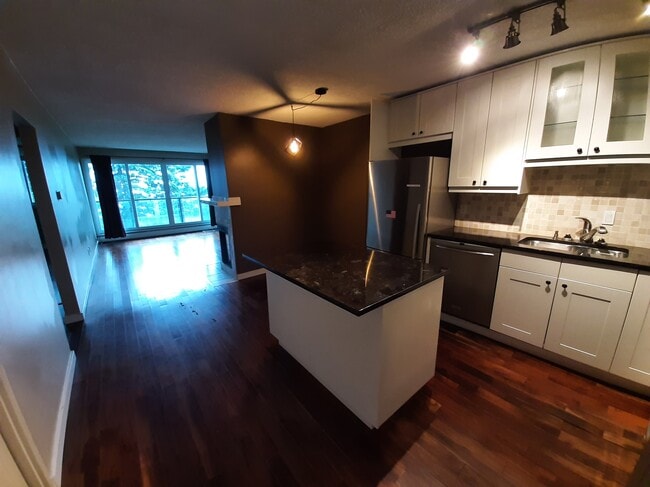 512 Cedar Cres SW in Calgary, AB - Building Photo - Building Photo