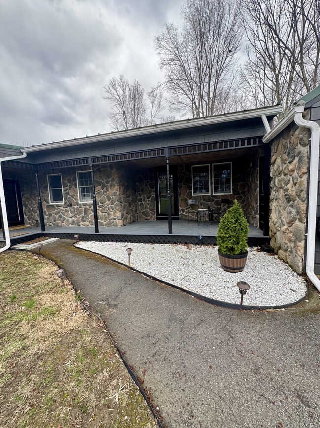 184 Grove St in Tillson, NY - Foto de edificio - Building Photo