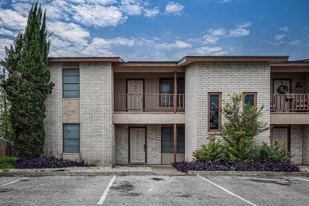 104 Shannon - A Cir in Del Rio, TX - Building Photo
