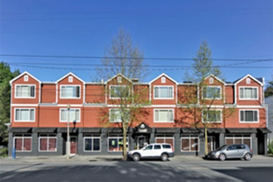 Madrona Court in Seattle, WA - Foto de edificio