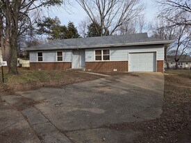 3 Bed, 1 Bath, 1 Car Garage House for Rent in Bolivar, MO! in Bolivar, MO - Building Photo