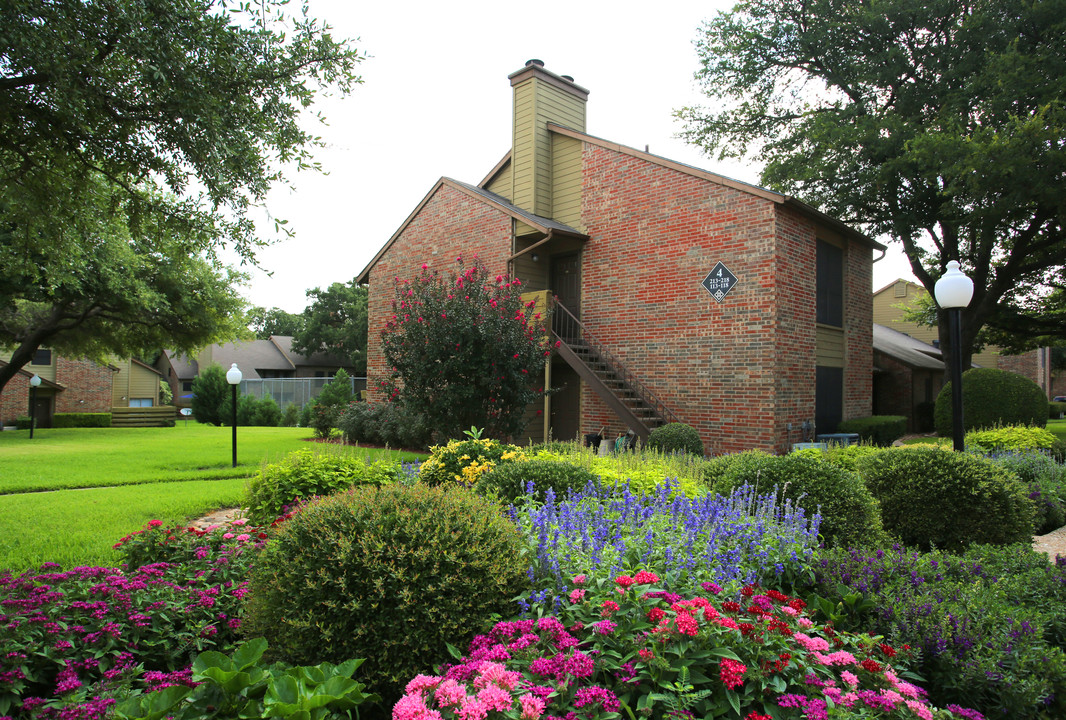 Woodlake Apartments in Grapevine, TX - Building Photo