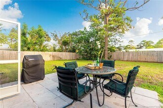9026 SE Bobwhite St in Hobe Sound, FL - Foto de edificio - Building Photo
