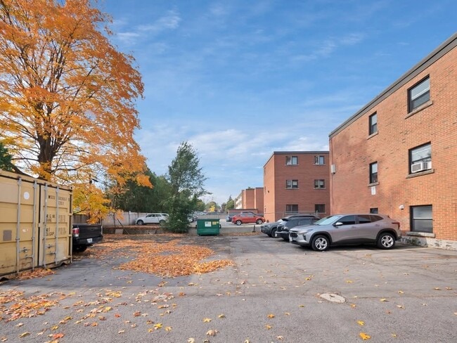 1218 Fennell Ave E in Hamilton, ON - Building Photo - Building Photo