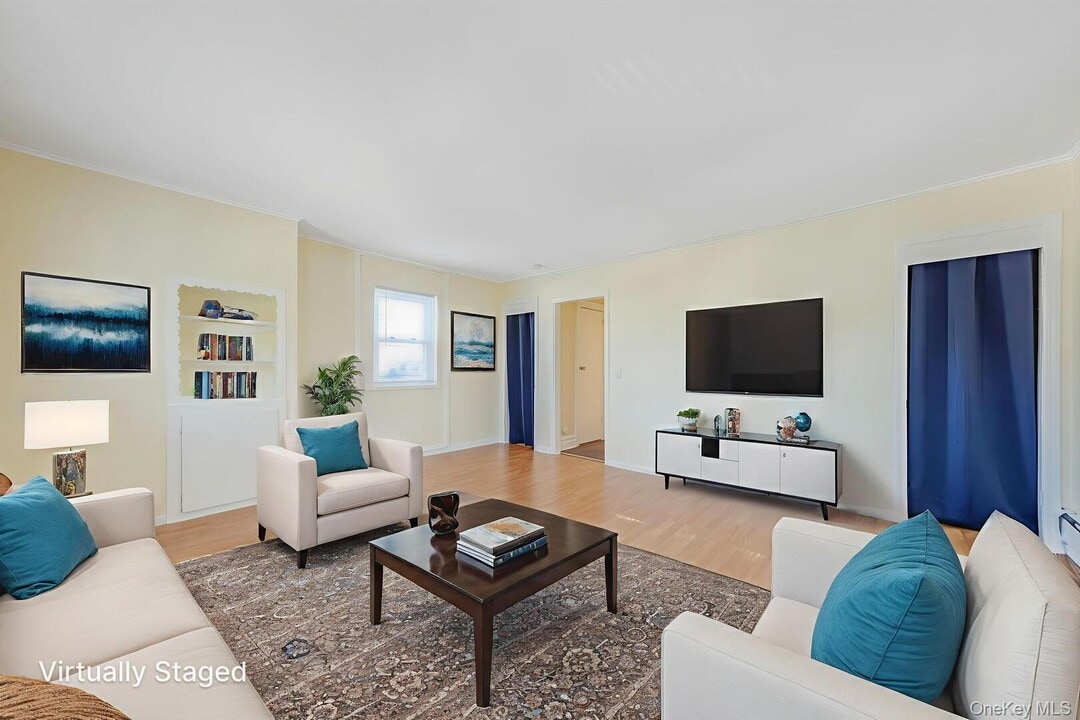 39 Chapman Pl in Bay Shore, NY - Building Photo