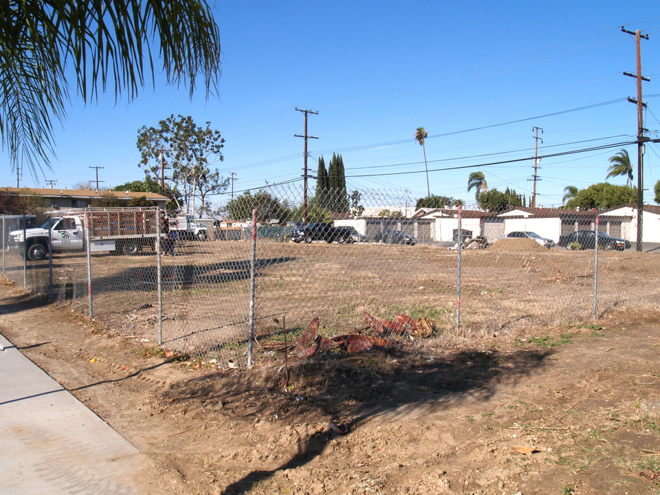 413 W Valencia Dr in Fullerton, CA - Building Photo