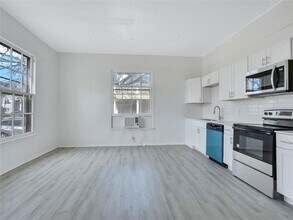 827 S Crockett St, Unit 1 in Sherman, TX - Building Photo - Building Photo