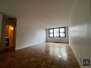 EAST 49 STREET, Unit 8H in New York, NY - Foto de edificio - Building Photo