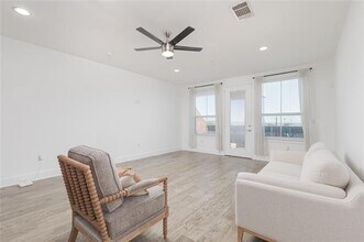 251 S Mill St in Lewisville, TX - Foto de edificio - Building Photo