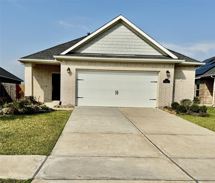 7926 Grandstand Pkwy in Fulshear, TX - Building Photo