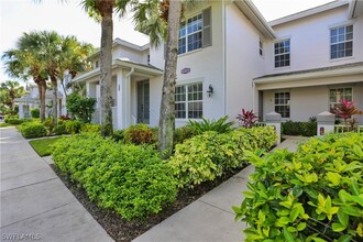 8365 Whisper Trace Way in Naples, FL - Foto de edificio - Building Photo