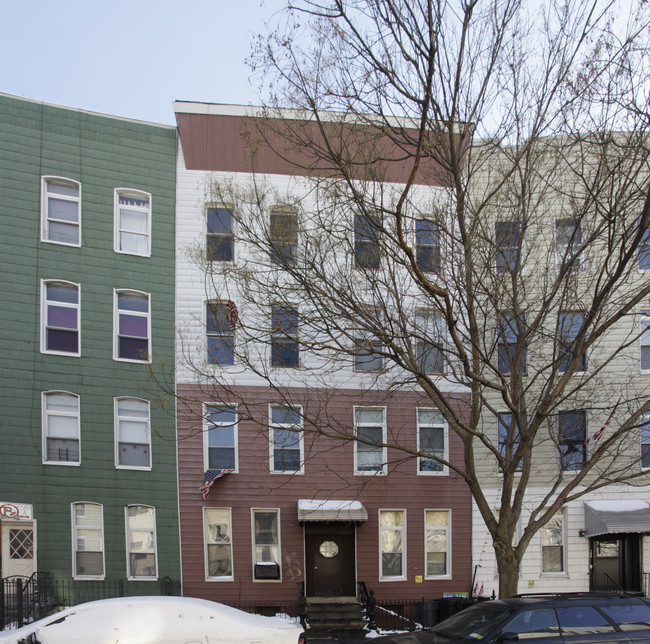 110 Calyer St in Brooklyn, NY - Foto de edificio - Building Photo
