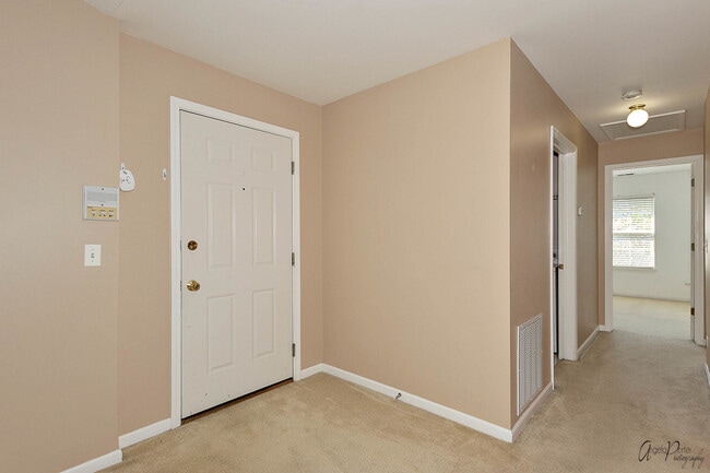 1187 N Red Oak Cir in Round Lake Beach, IL - Building Photo - Building Photo