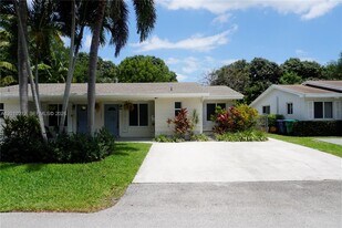 11043 SW 79th Ave in Pinecrest, FL - Building Photo